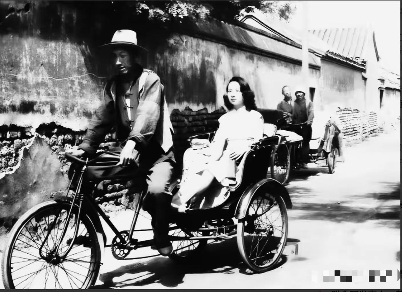 1949年，北平火车站，一名卷发女郎北平火车站，一名卷发女郎，刚下黄包车，付车费