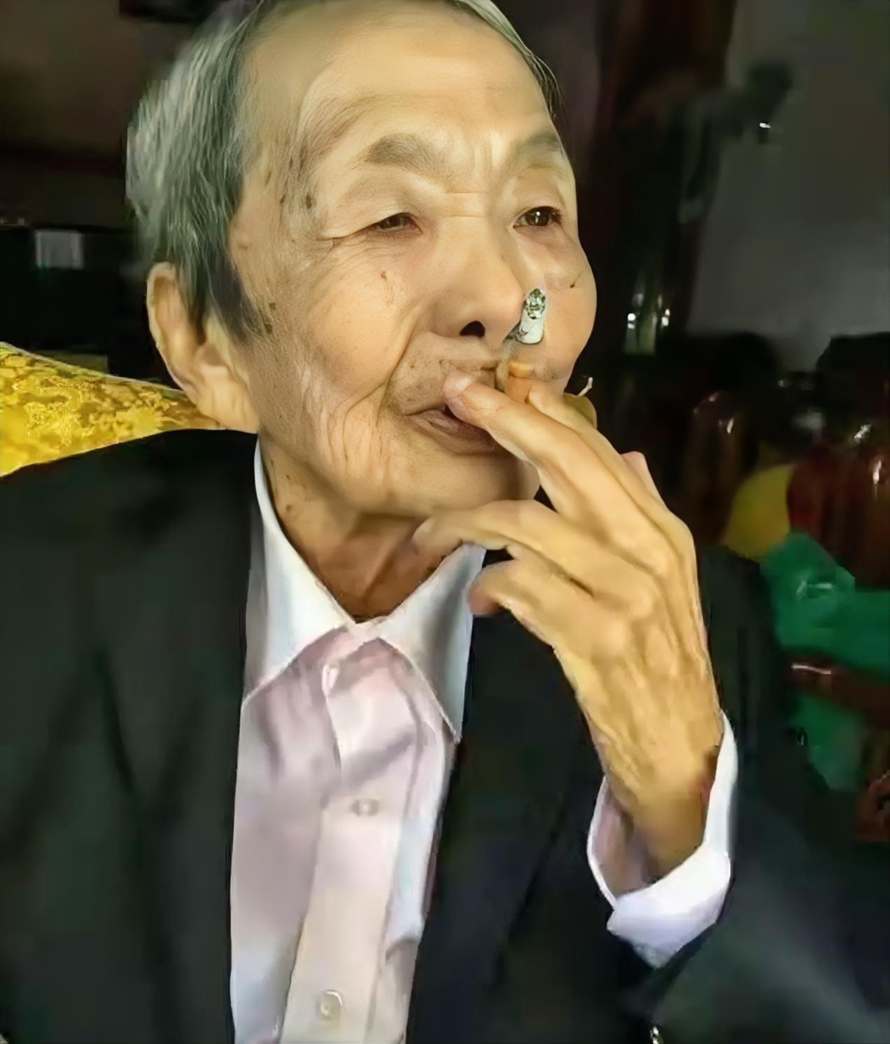 她曾是缅甸最大的毒枭，4岁学会用枪，烟不离手，人称“女皇帝”。