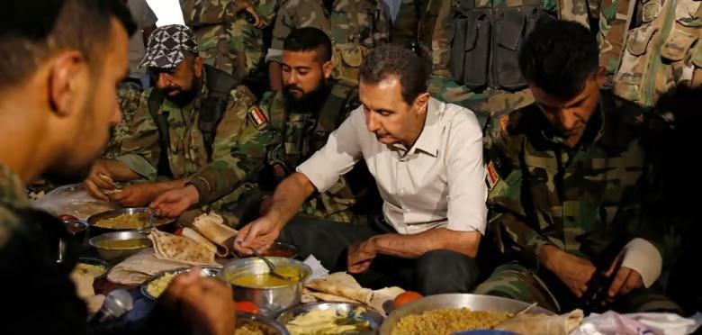 阿拉伯人吃饭多可笑！每个人都没有独立的餐具，弄了几大盆子饭菜，所有人都用手在盆子