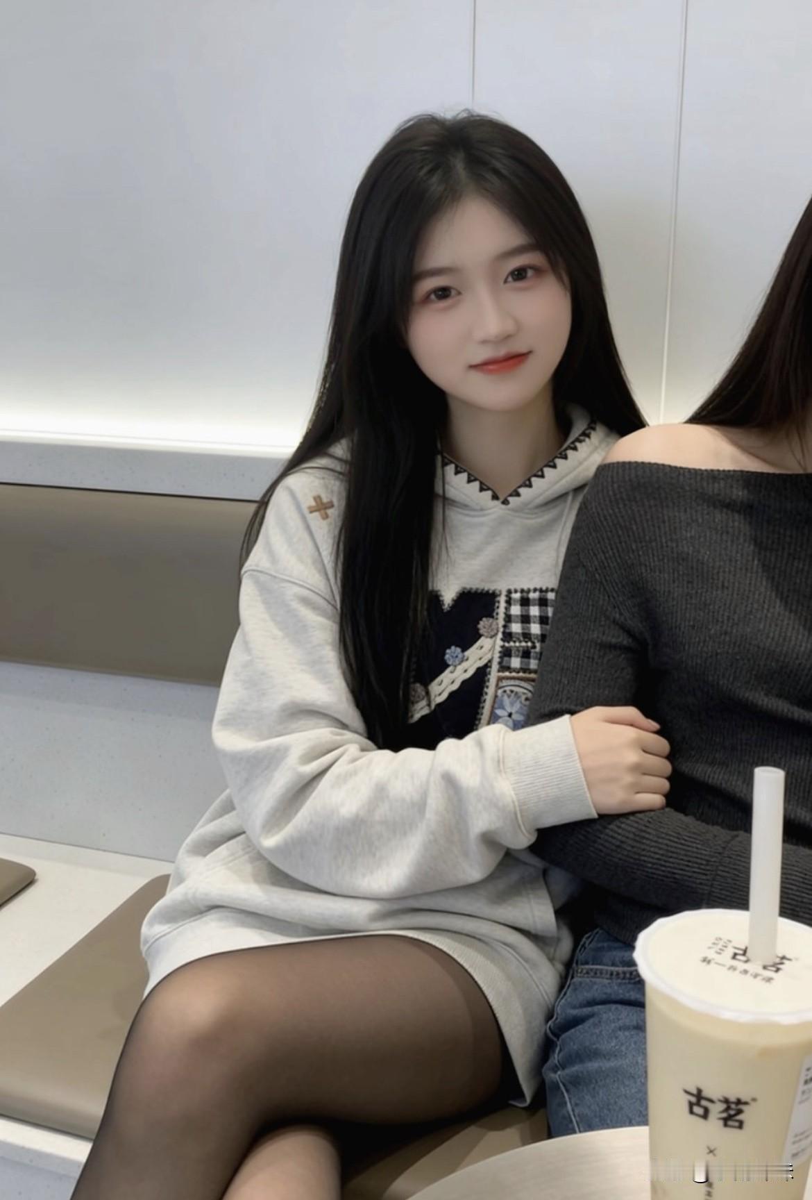 攒了一肚子的碎碎念，就盼着和闺蜜在奶茶店慢慢倾诉。奶茶甜度恰到好处，我们的情谊也