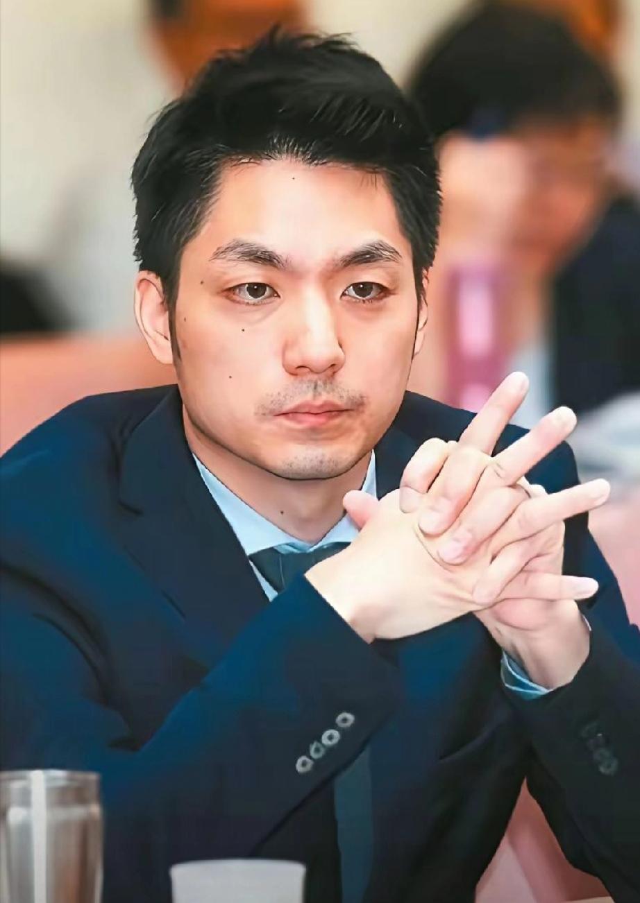 最近蒋家那个后人，又喊话想把两口棺椁迁回大陆，奉化那边连地都有人提过选好了。我