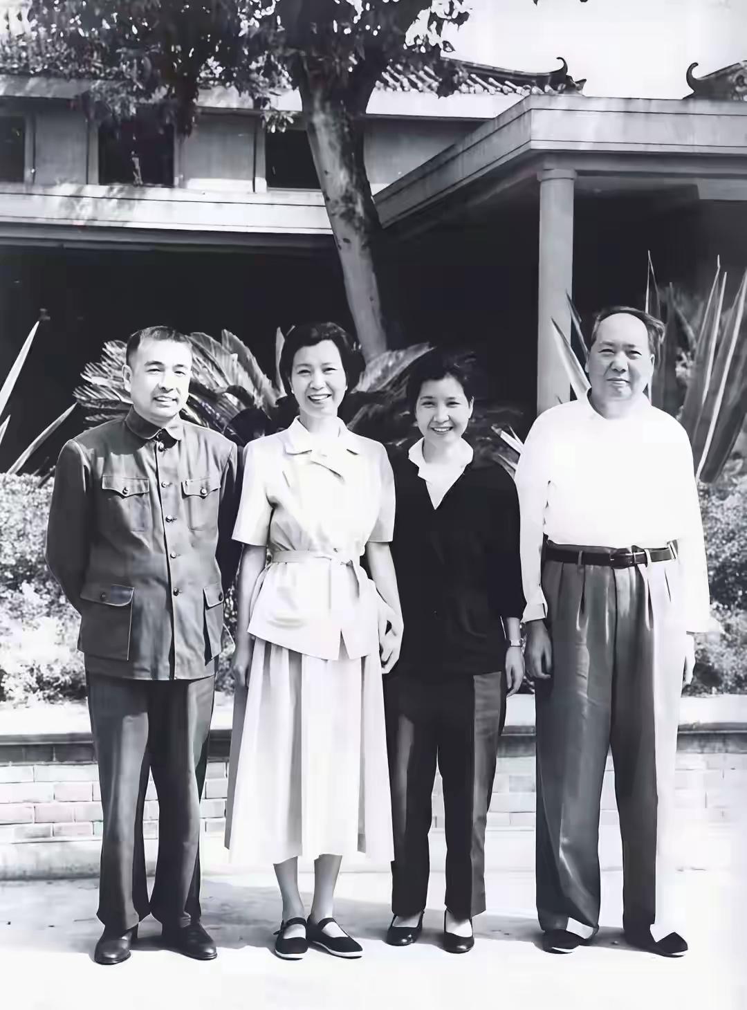 这张照片，看着就让人鼻子一酸。毛主席身边站着陶铸和曾志两口子，那时候他们眼里有光