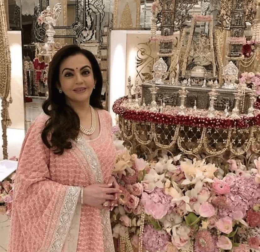 印度首富老婆：600个仆人伺候，每块宝石都有手掌大，鞋只穿一次！当印度人还在吃上