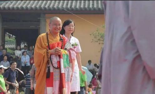 13年前汶川地震时，四川罗汉寺素全法师打破戒律，不顾众僧反对让寺庙做起了临时产房