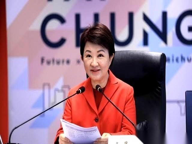 话筒怼到台中市长卢秀燕面前，镁光灯闪个不停。她没看稿子，先给刚访问大陆的郑丽文