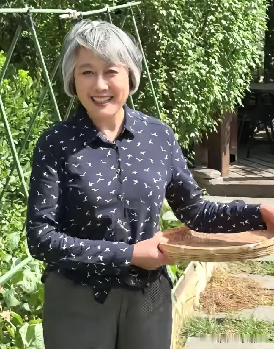 都是央视特别出名的主持人，她们老了之后不扮嫩，不刻意打扮自己，这才是老年人该有
