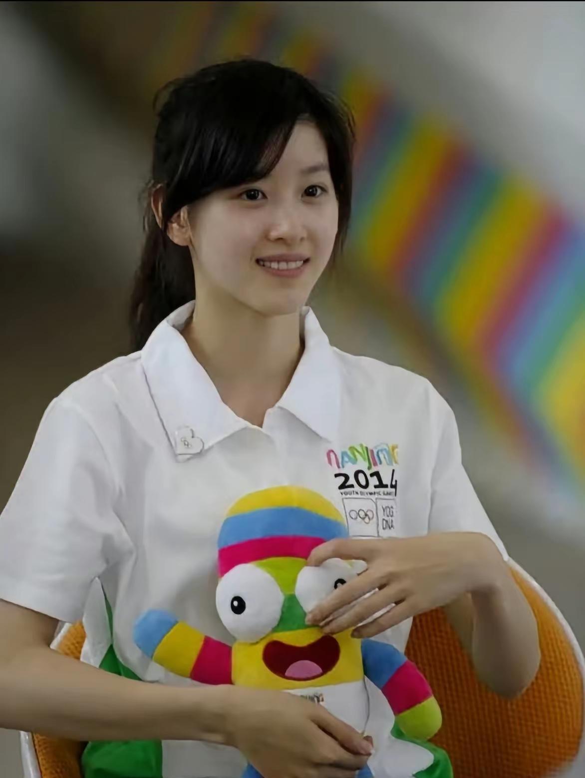 从“全网群嘲”到播放量稳步破千万，章泽天用了整整八期播客。只为了把“刘太太”这