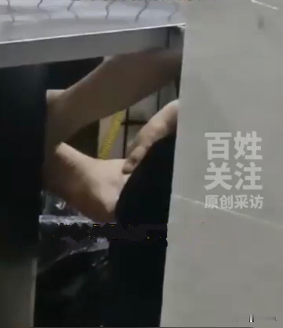 近日，长沙一家粉店，一位顾客在店里踏踏实实吃完粉，本来吃得好好的，结果吃完饭一抬