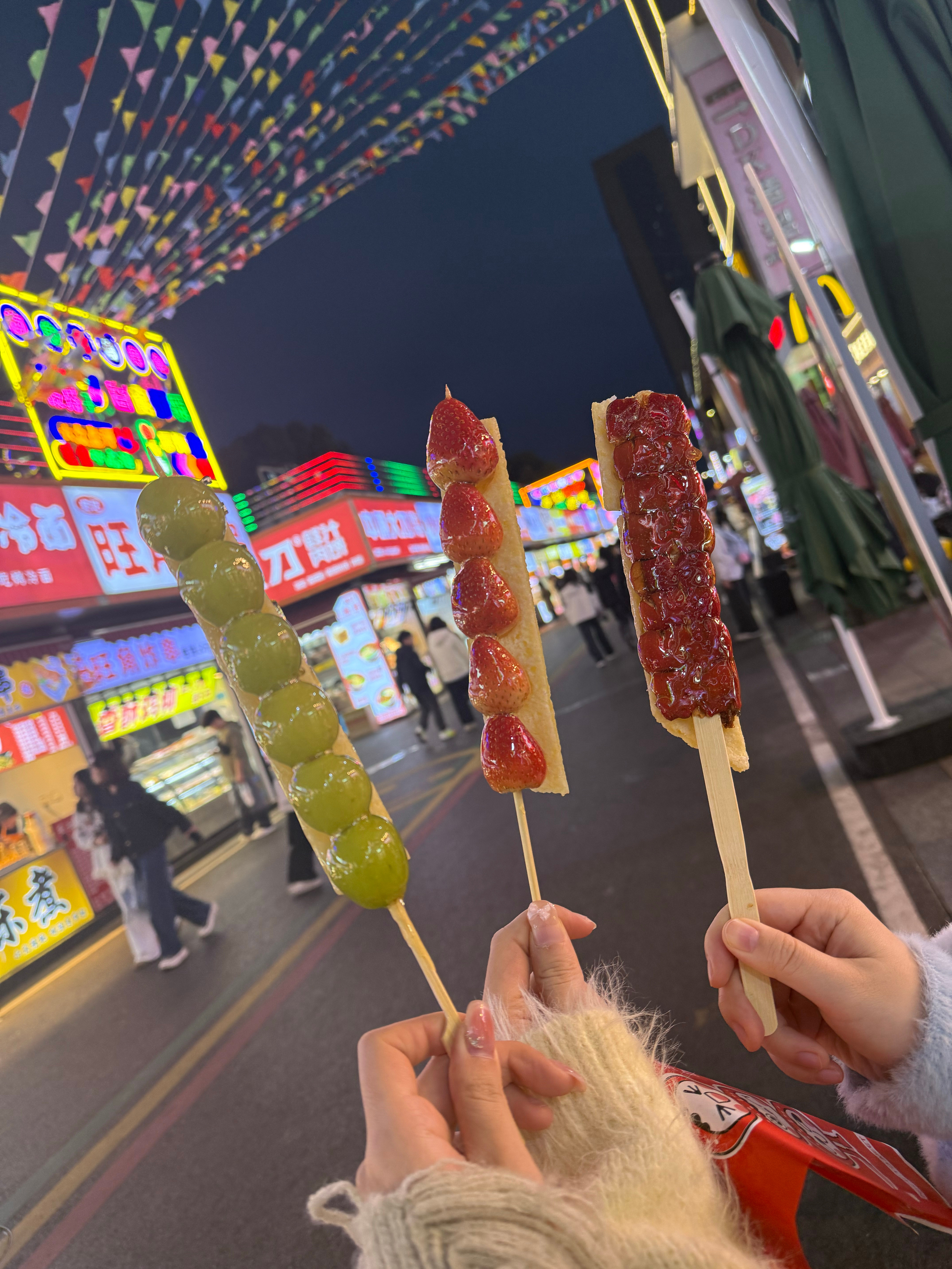 第一次吃奶皮子糖葫芦还挺不错的不过没我想象中那么美味后面又吃了几次感觉还是原味