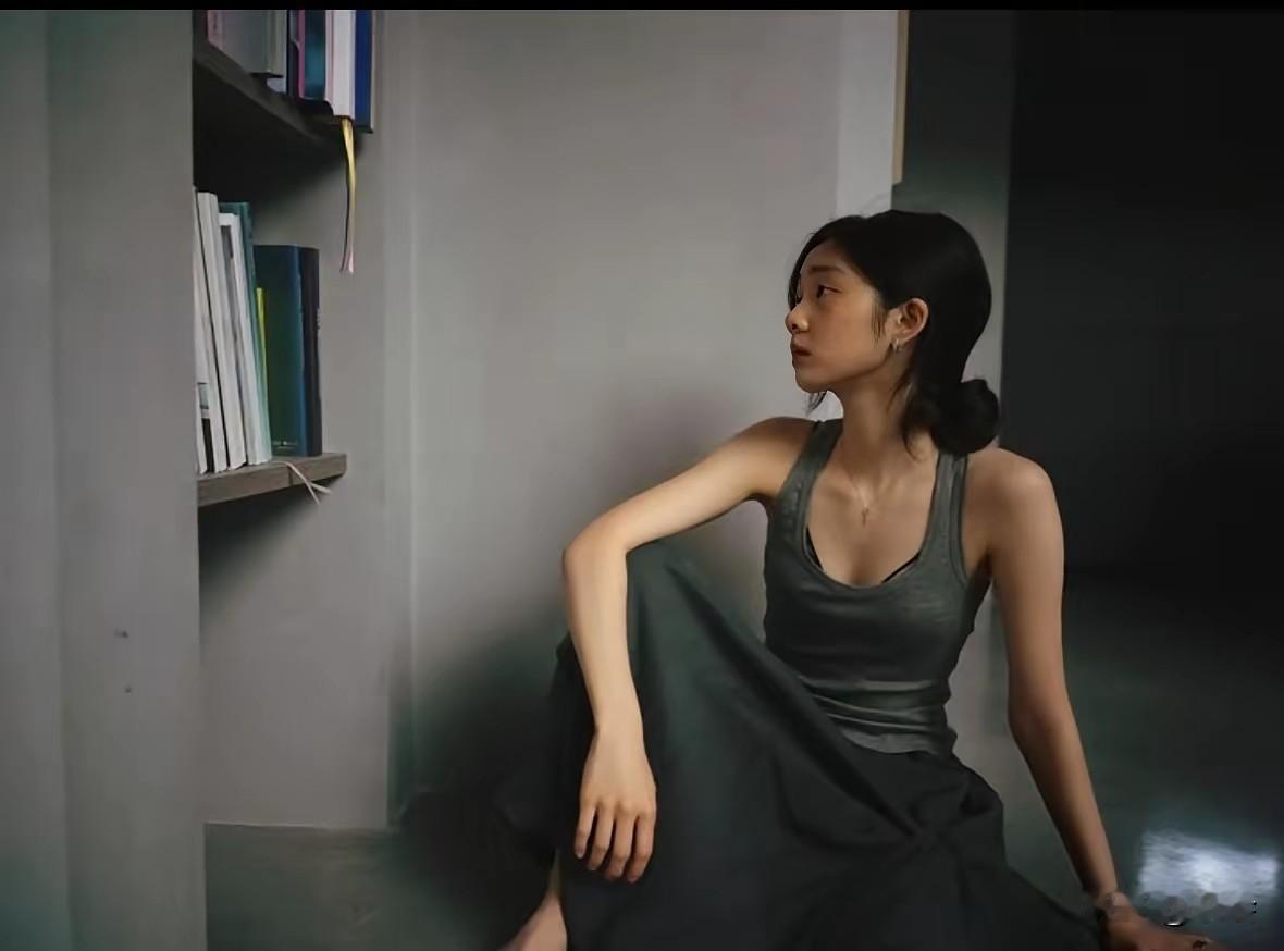20岁的黄多多暑假回国啦！第一件事就是回家给弟弟妹妹做饭，妥妥的“小黄磊”传承～