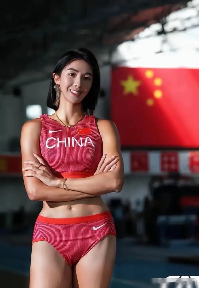 一场田径赛，日本四个女的集体跑进12秒82，风速0.7，没得洗，数据是真的。吴艳妮和林雨薇，个人最好