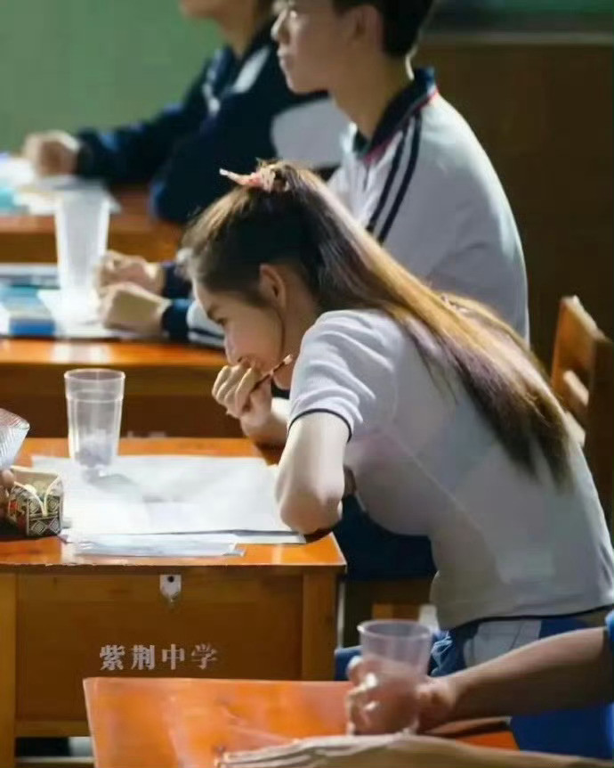 导演没上过正经的高中，哪个学校学生穿着这样的校服