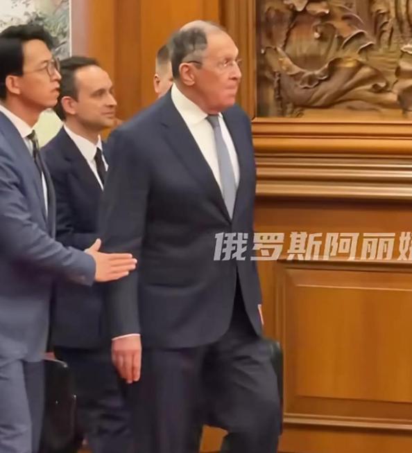 走路都需要人扶！这次来中国拉夫罗夫看起来衰老了很多。4月14日，俄罗斯外长拉夫罗