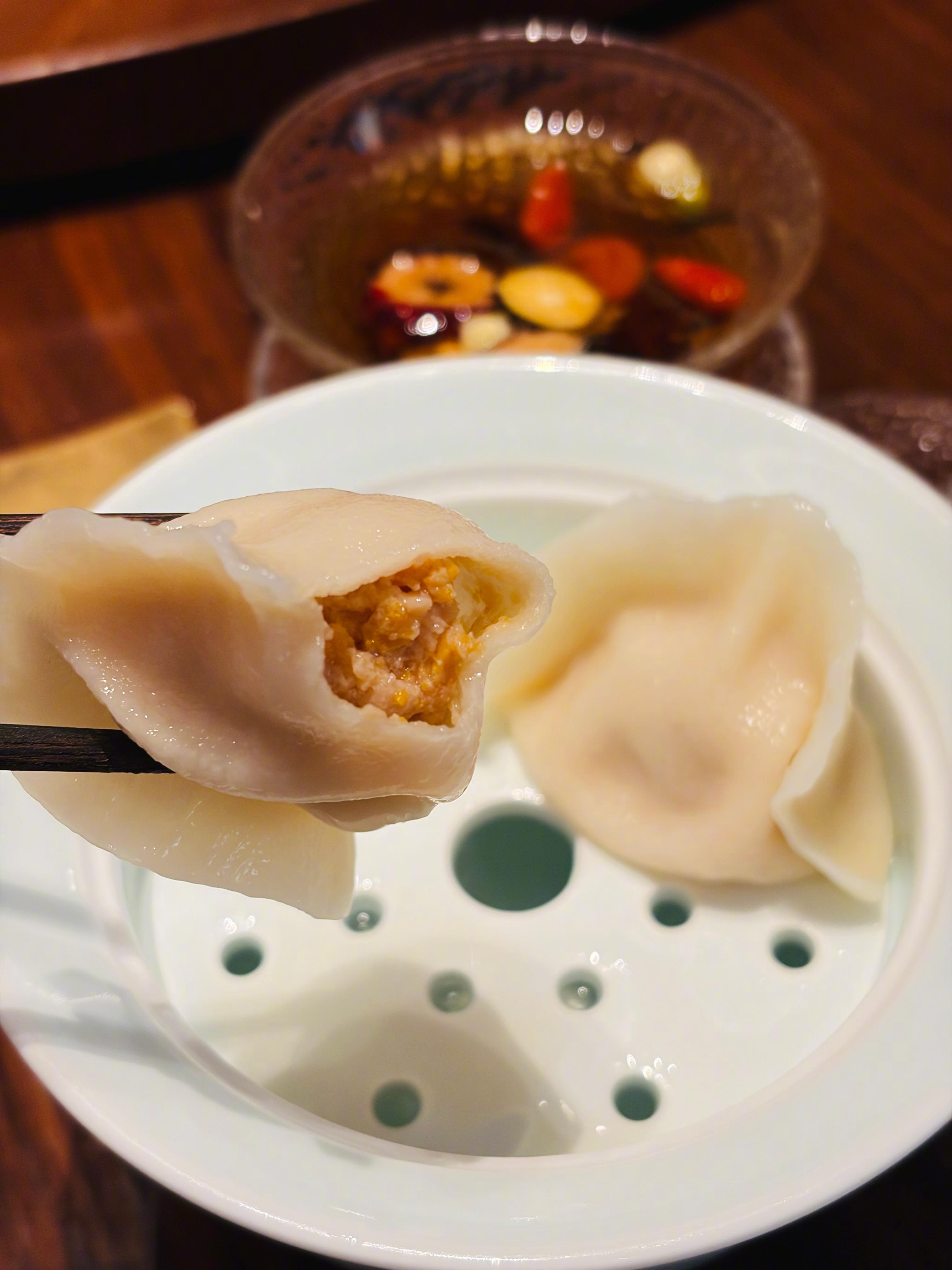 在沈阳打卡完大连排名第一的餐厅「喜鼎」，专程来尝大名鼎鼎的海胆水饺🥟。大家喜欢