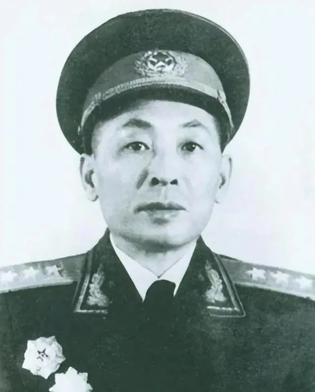 1936年冬，浙江庆元南阳村，粟裕请叶飞喝酒，几杯酒下肚，叶飞忽然发现粟裕眼神不