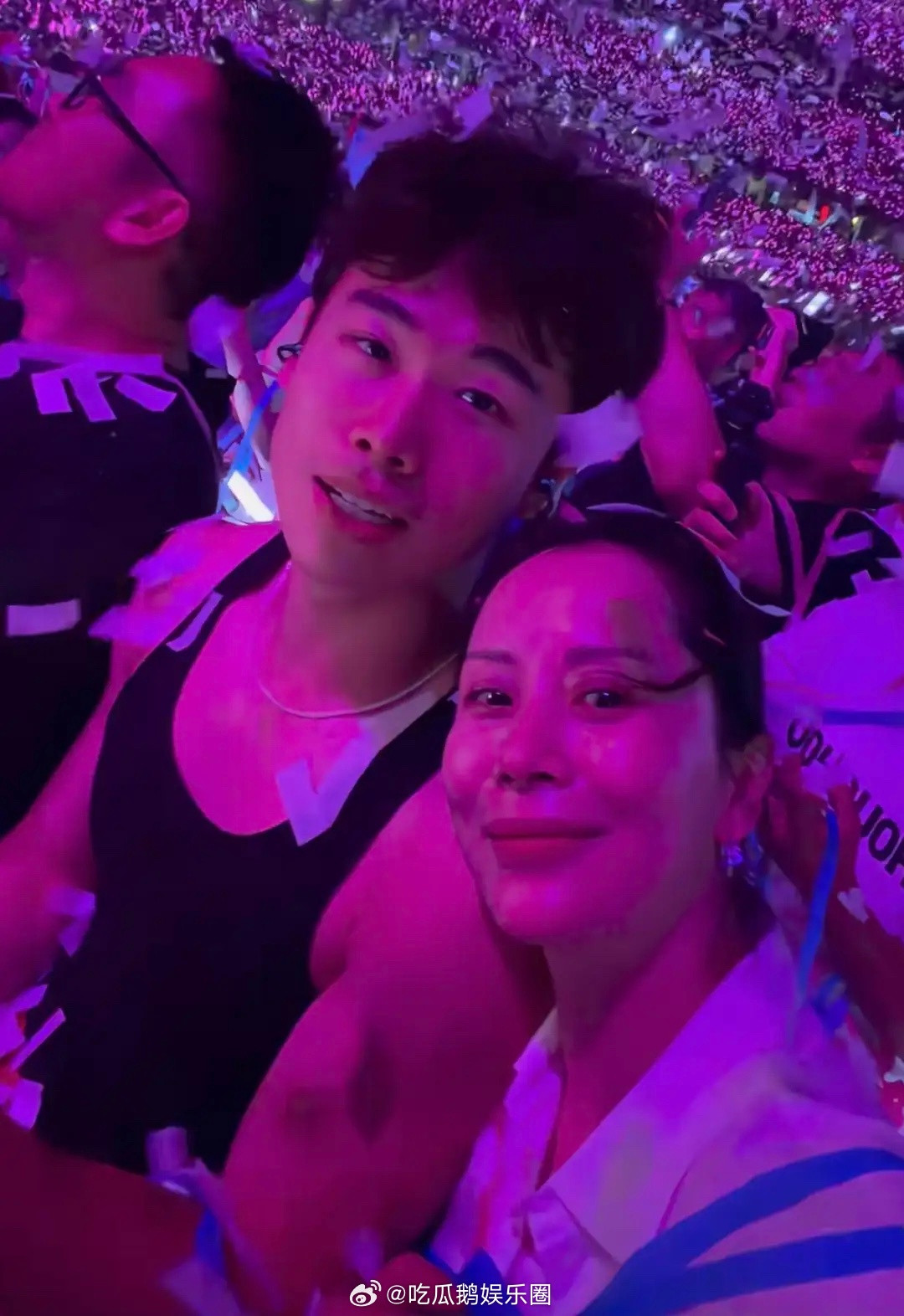 48岁海清和儿子去看演唱会，17岁蛋妞身材壮实，颜值一般面相憨厚！