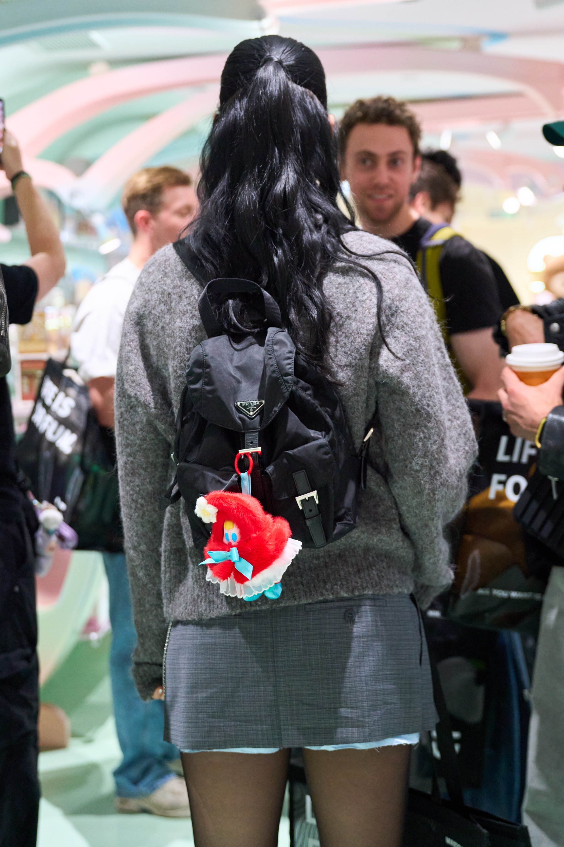 娱乐圈是不是在全球名创团建连来巡演的水果姐和大小姐希尔顿一家也买到停不下来！！