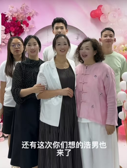 谢浩南最终还是违背了自己的决定，推翻了之前说的话。浩南一家明天9点又要开始新