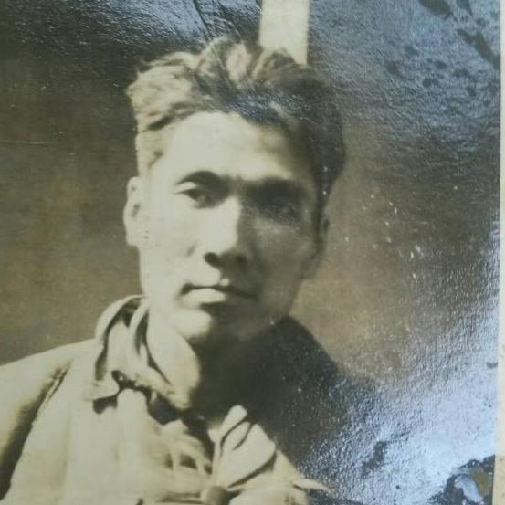 这不是剧照，而是一位蒋军团长被俘时，一张罕见的留影，拍摄于1950年初，地点是四
