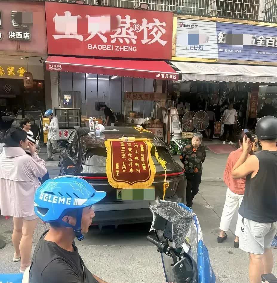 发现闺蜜当了小三后，原配反手送两面锦旗！长沙一女子发现好闺蜜和自己老