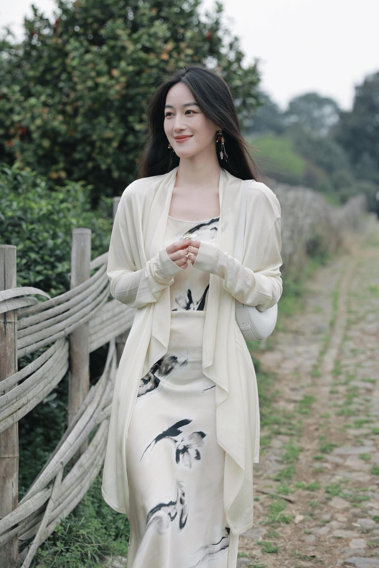 漫步在乡间小路，感受自然与优雅的融合。