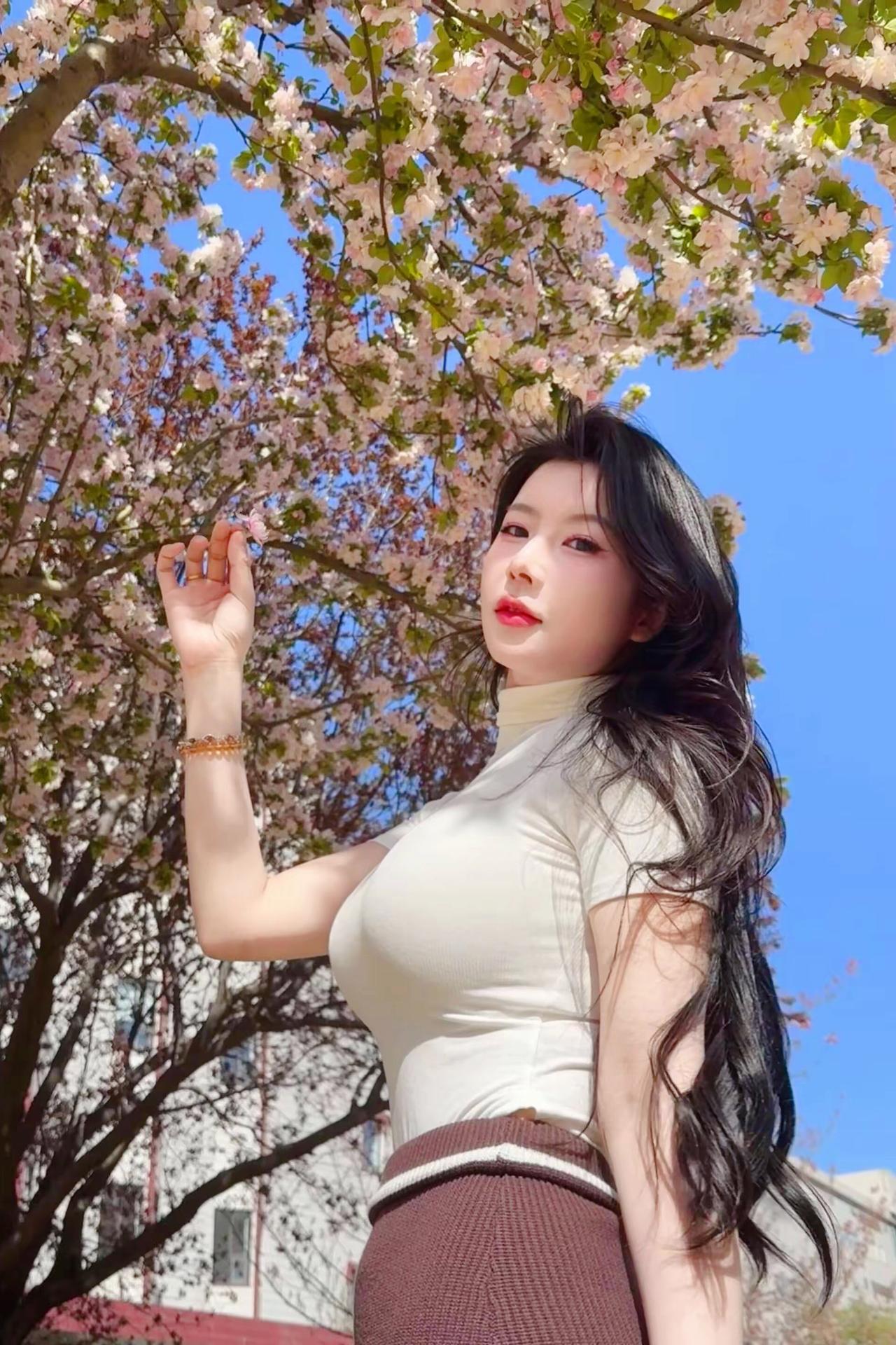 《春枝载裙》原创诗词原创看图片配诗风把云揉成淡蓝的糖纸裹住枝桠漏下的光