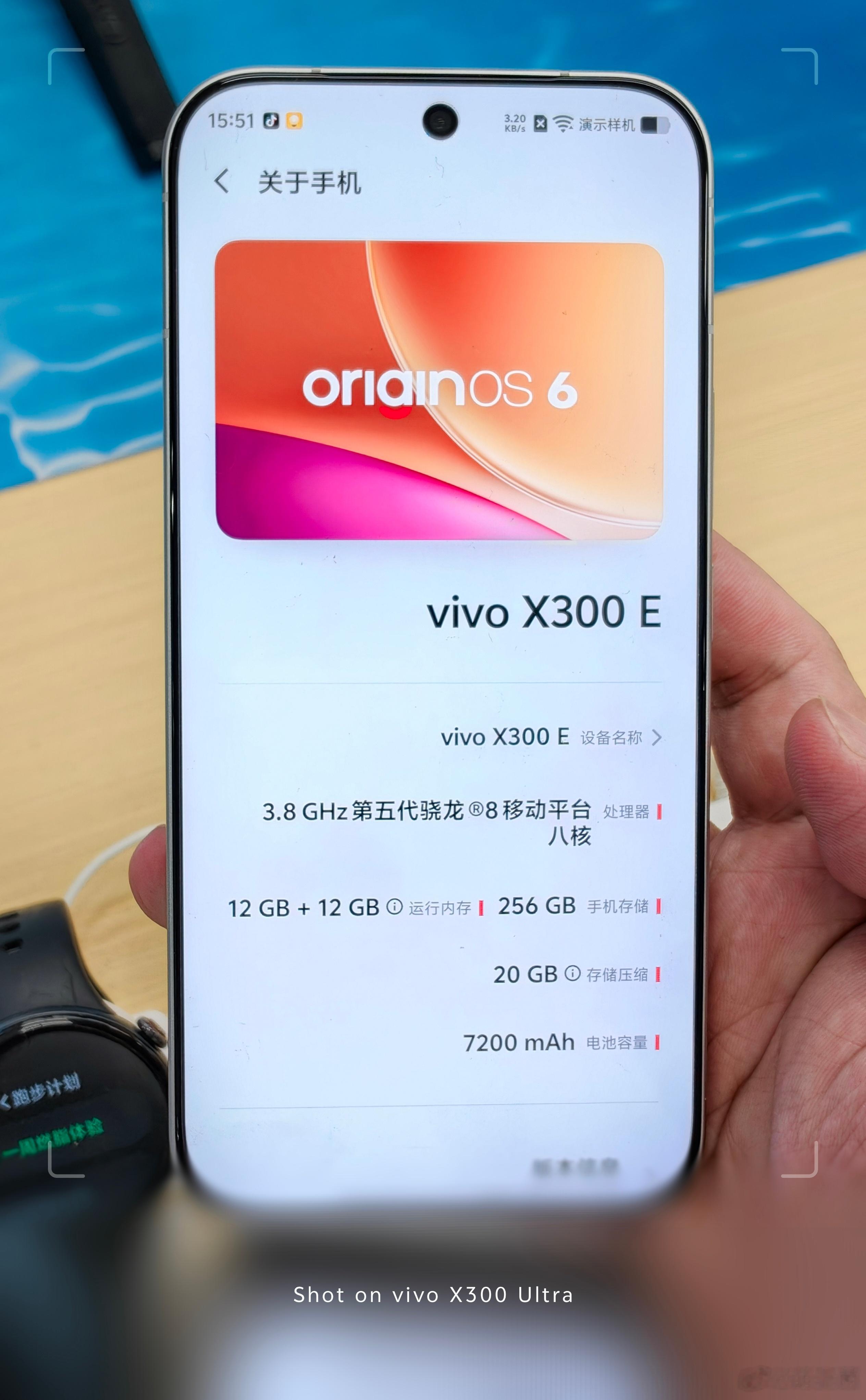拿到了vivoX300E，整体看起来和很多经典手机的设计十分相似，这就意味