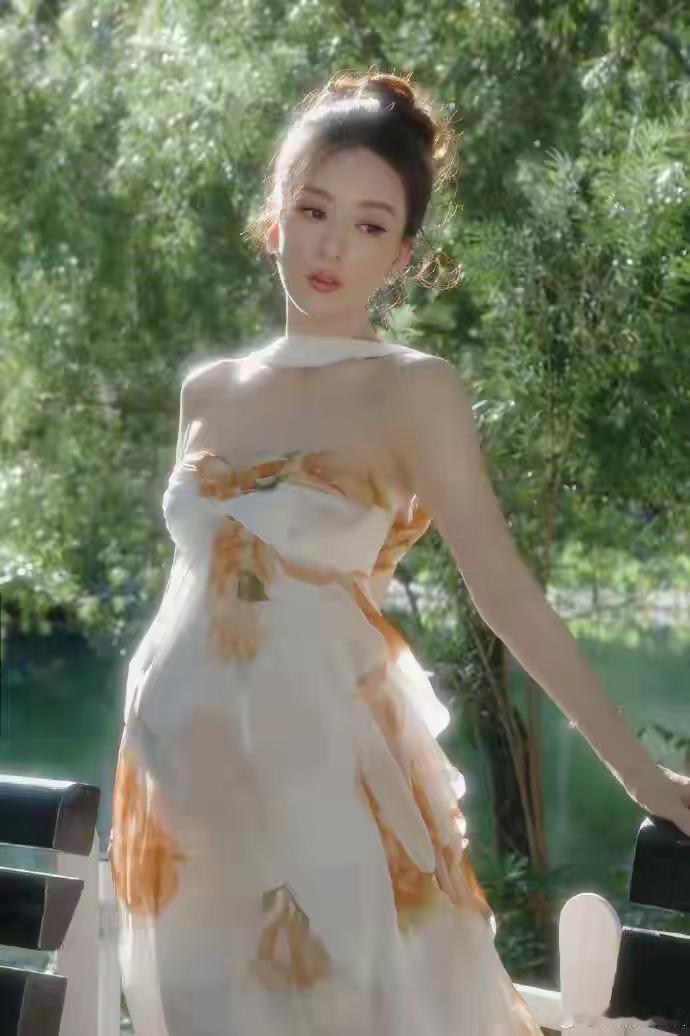 方媛和熊黛林就是不同类型的女人，就连她们的怀孕照风格都相差甚远。方媛很小女人，熊