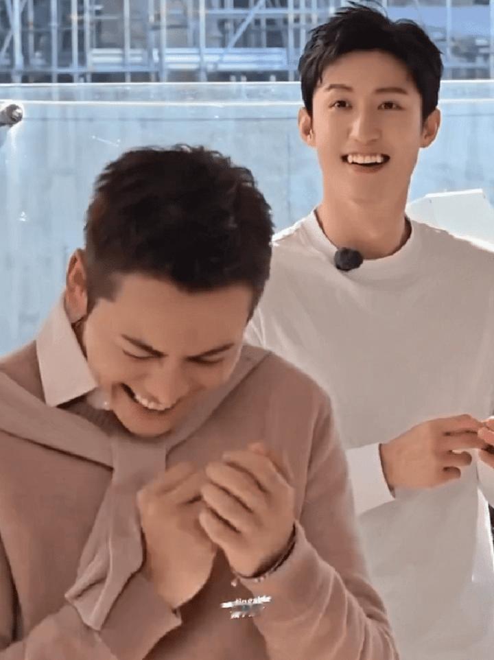 当出发团来了一个真的会粤语的嘉宾时,受伤的只有他,哈哈哈哈!在伟霆哥的路透里捡到