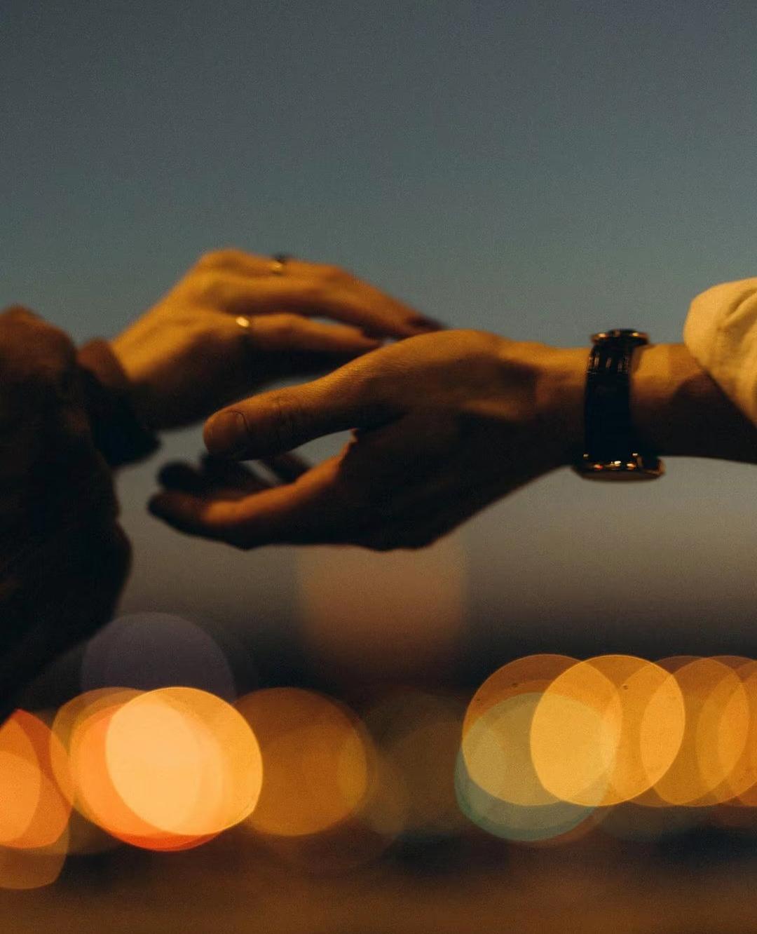 婚姻的本质是什么？他要亲你，贴你，在你身上咕涌至少30年。他要用你的身子生一