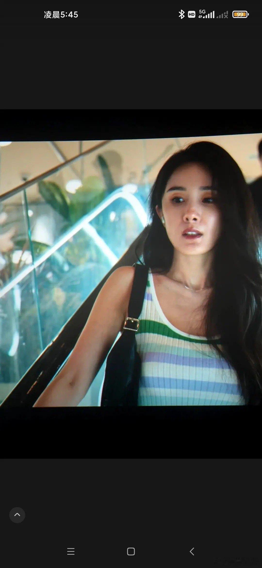 又在吹什么素颜出镜啦，这眉毛修容粉底和口红不叫化妆吗？