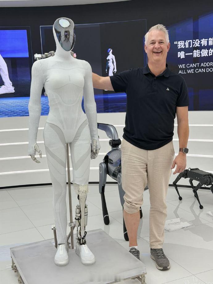 小鹏RobotIRON猫步被质疑是假的，这让小鹏机器人团队非常难过最终剪腿自证