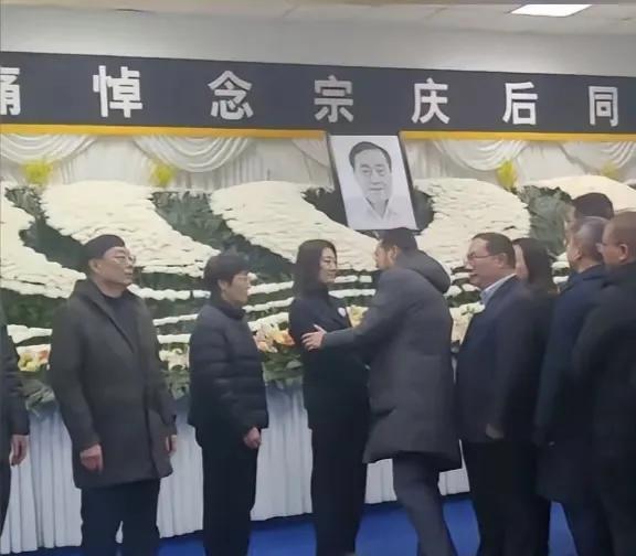 要我说宗庆后那三个在海外的儿女就是三个狼心狗肺的东西，记得宗庆后去世的时候，作为
