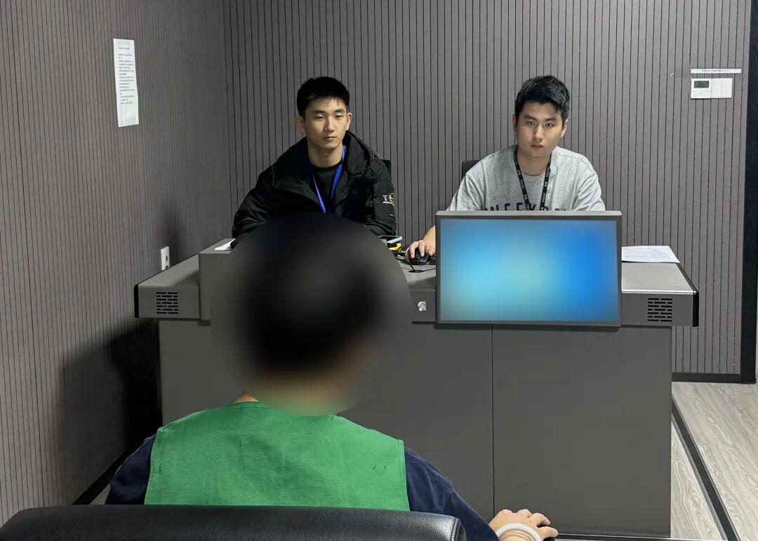 无中生友！一男子假装看房，趁中介转身偷偷记下房门密码，转头就在网上冒充房东发帖出