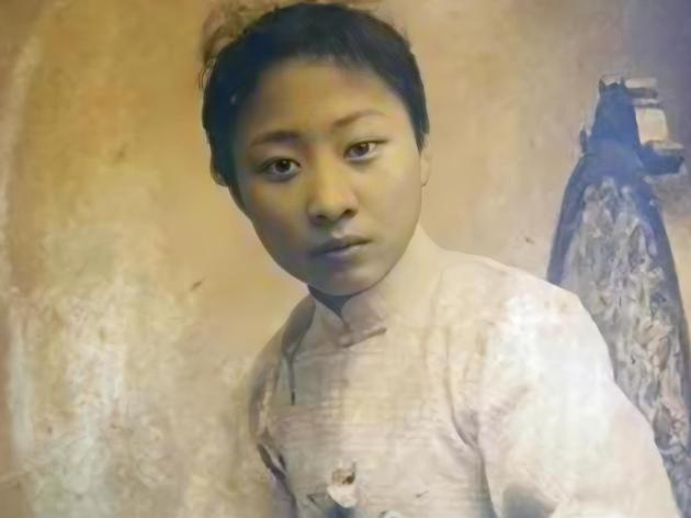 1925年，27岁露兰春伺候完57岁的黄金荣，便泛起恶心去洗手间干呕，擦完嘴巴，