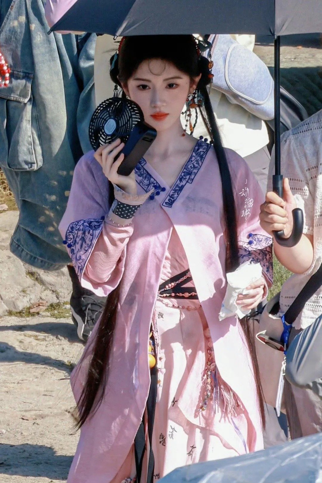 鞠婧祎来战新路透，阿黛解锁新造型了，紫衣好有韵味，但是看出来小鞠真的很热了[抱一