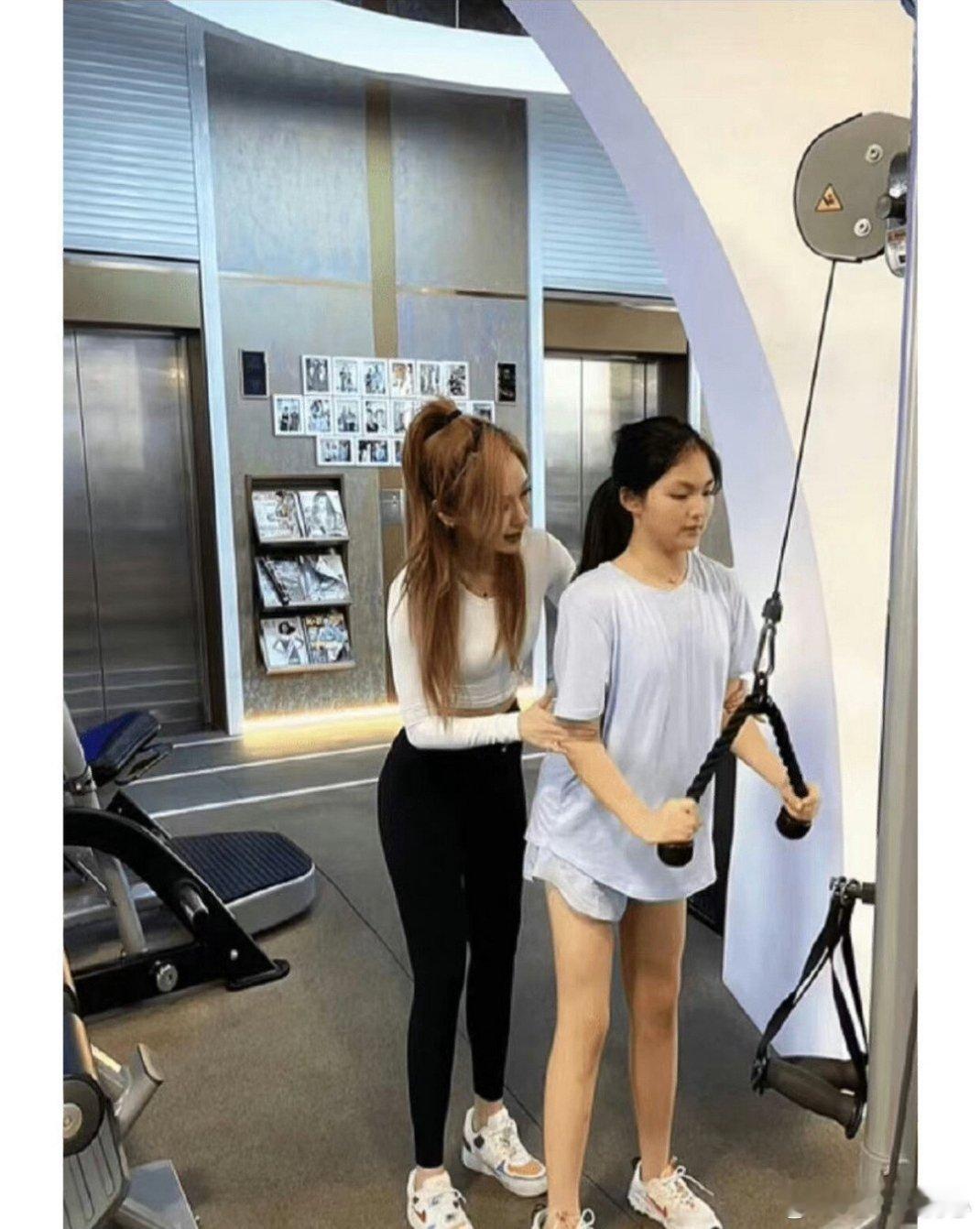 王诗龄这个腿算得上内娱第一直了