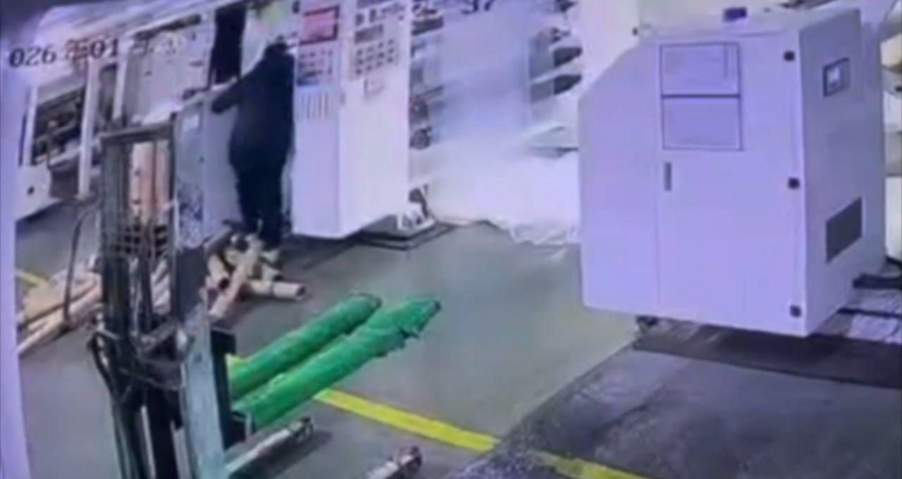 江不幸中的万幸，一定要校照章作业啊！🙏🏻苏一工人被卷入机器，同事及时停机将他