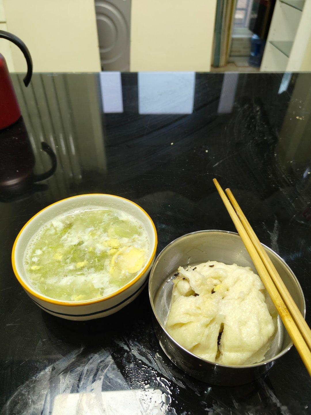 雨后来碗热汤，吃个包子。丝瓜切片水煮，本来是两碗的水量，因为我要热包子，结果只剩