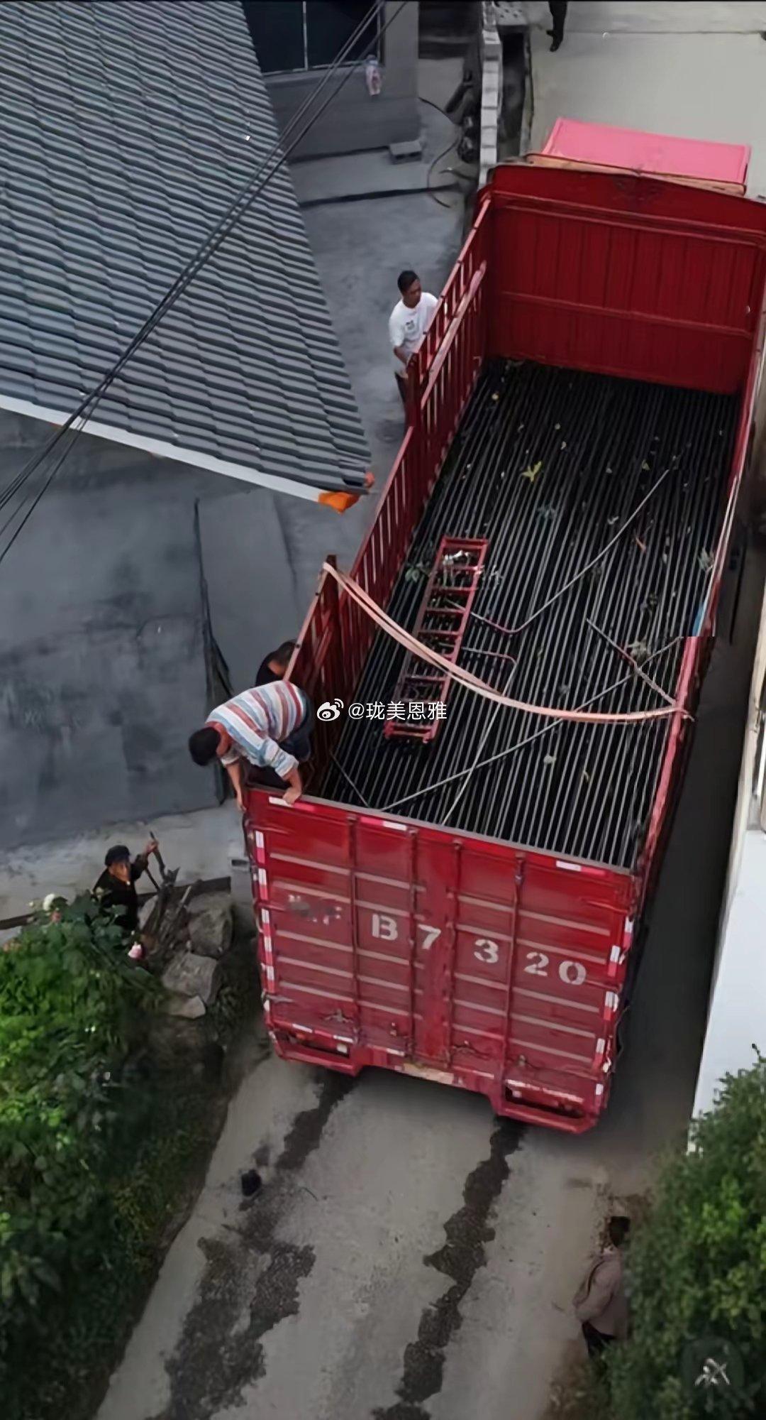 在自驾湖南大山途中发现一辆大货车被困在路中间进退全都受阻这种情况到底是拆车还是拆