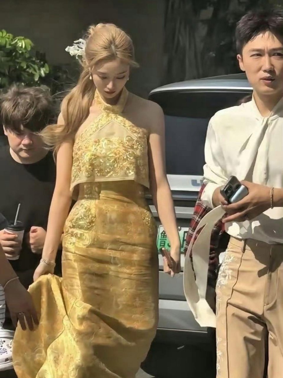 徐艺洋的生图也太能打了吧！没滤镜没精修，纯纯原生态镜头下，个子竟然比旁边的男生还