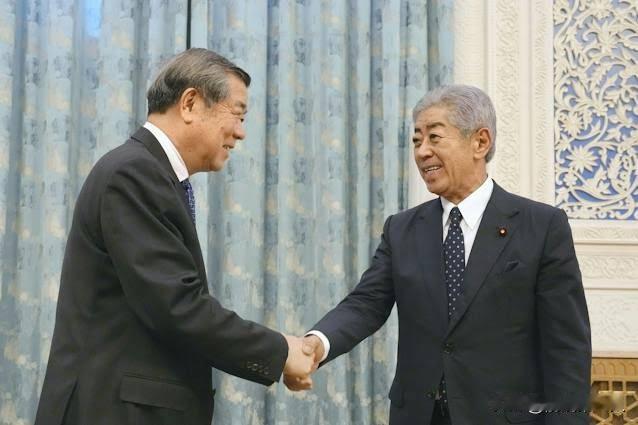 高市早苗那句"台湾有事就是日本存亡危机"，连岩屋毅都觉得不对劲。这话抛出去的时机