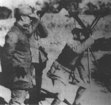 1939年罗荣桓(右1)用梁山战斗缴获的炮对镜指挥作战