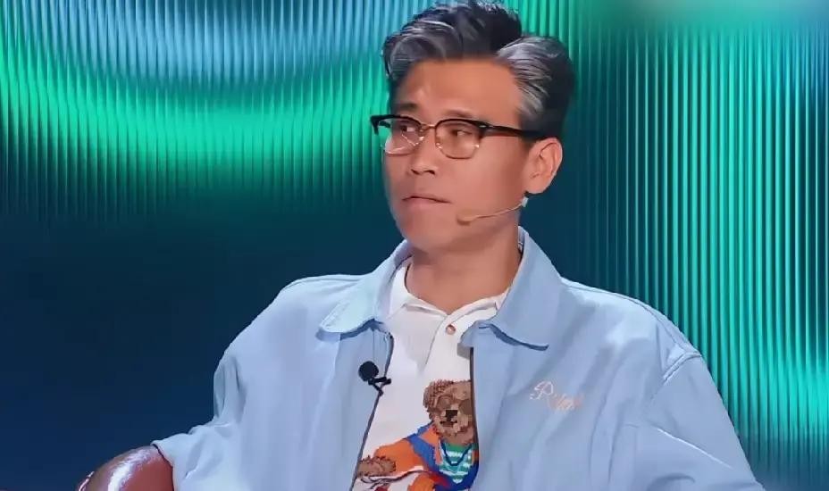 51岁的李乃文满脸无奈地倒苦水，说自己都这把年纪了，亲妈还是隔三差五就追着问钱够不够花旁边看热闹不嫌