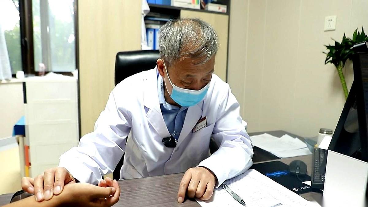 别再劝抑郁的人“想开点”了。你跟一个下水道堵了的人说，“你心态放平，水自己就下