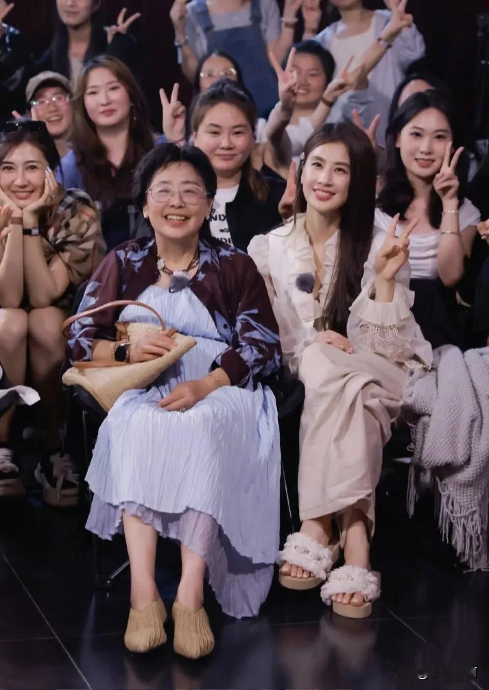 黄圣依嫁杨子自毁形象，被舆论踩踏了很多年。邓传理女士用自己的实力，把女儿的形象扳