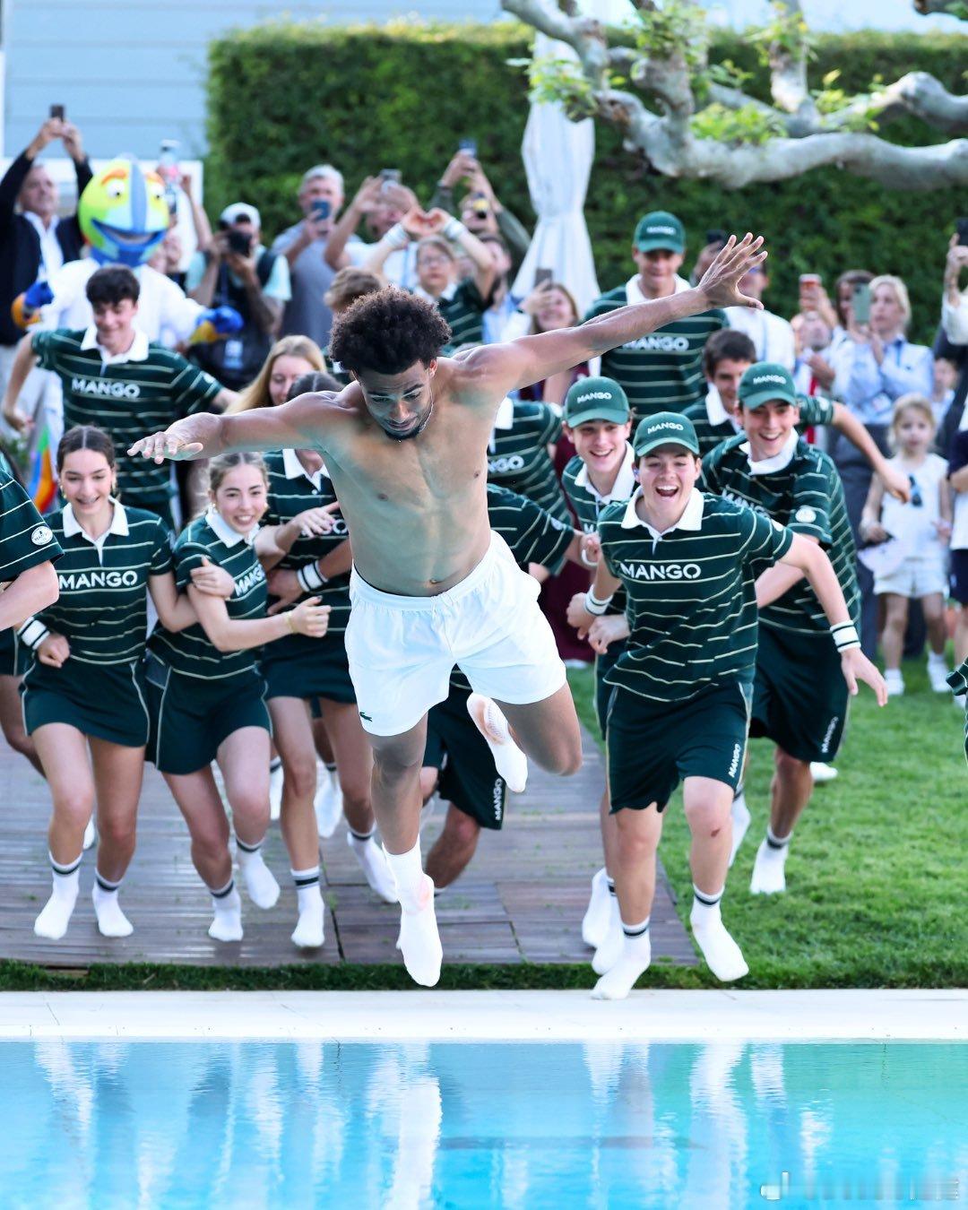 【菲斯：巴塞罗那被一位记者骂了然后我用冠军回应】“没错，在巴塞罗那，我看到一位