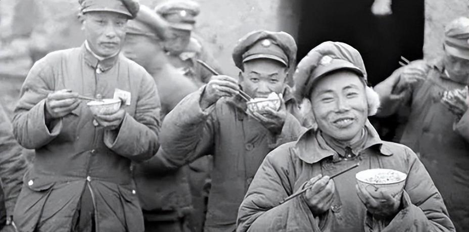 1948年，有一个国民党士兵饿的实在受不了了，跑到了解放军阵地，竟然背回一袋子馒