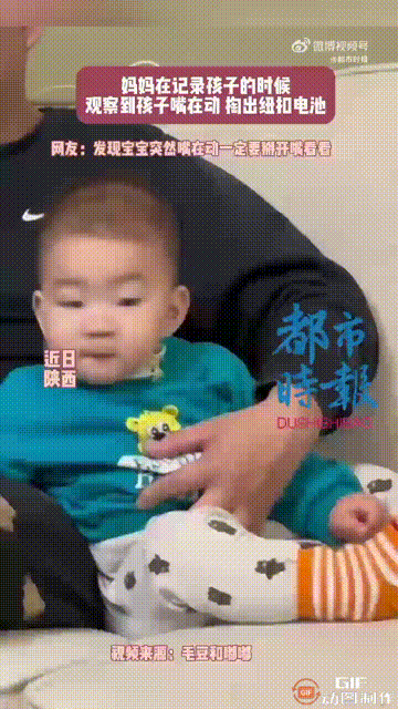 陕西一位宝妈在拍摄宝宝和宠物互动的视频时，突然察觉宝宝的嘴巴在动，似乎在吃什么东