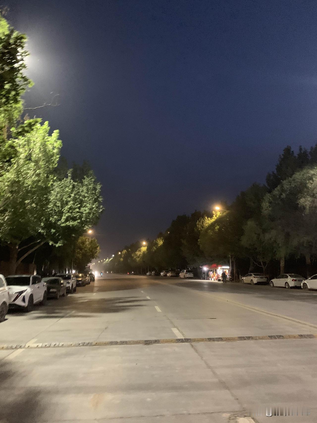 夜跑打卡，今天妥妥的8公里，每天晚上保持优良的锻炼习惯，夜跑，跑出健康，跑出人生